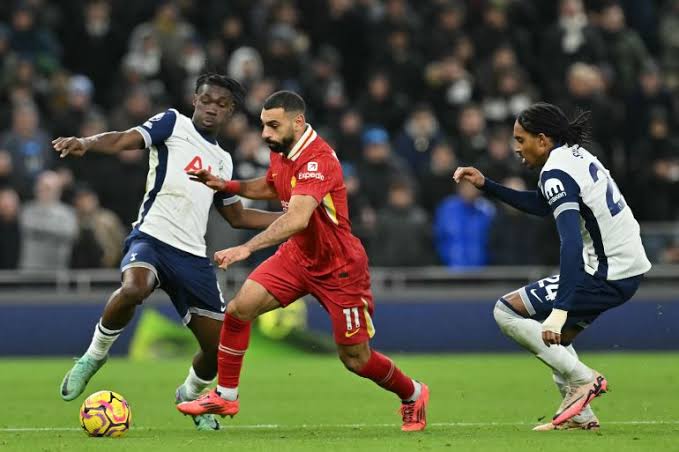صلاح يقول ليفربول للفوز على توتنهام في الدوري الانجليزي